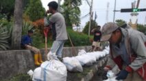 Mereka yang Bekerja saat Kota beristirahat: Potret Wajah Lain dari Komitmen SINJAI BERSIH 5 Potret Wajah Lain dari Komitmen SINJAI BERSIH ARTIKEL INI TELAH TERBIT LEBIH AWAL DI PUNGGAWA NEWS DENGAN JUDUL Mereka Yang Bekerja Saat Kota Beristirahat Potret Wajah Lain Dari Komitmen SINJAI BERSIH PUNGGAWA NEWS (httpspunggawanews.commereka-yang-bekerja-saat-kota-beristirahat-potret-wajah-lain-dari-komitmen-sinjai-bersih)