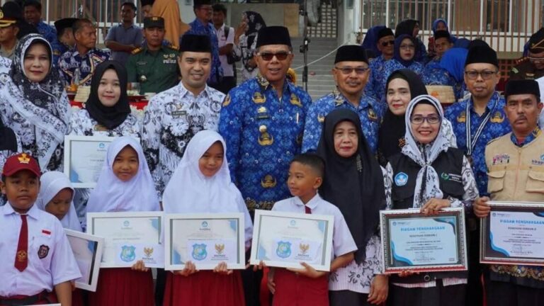 Pemkab Bulukumba Bagi Seragam Gratis, Bupati Tegaskan Komitmen Dukung Pendidikan Dasar 1 WhatsApp Image 2025 07 01 at 10.53.44 e1751338892565 | PUNGGAWA NEWS