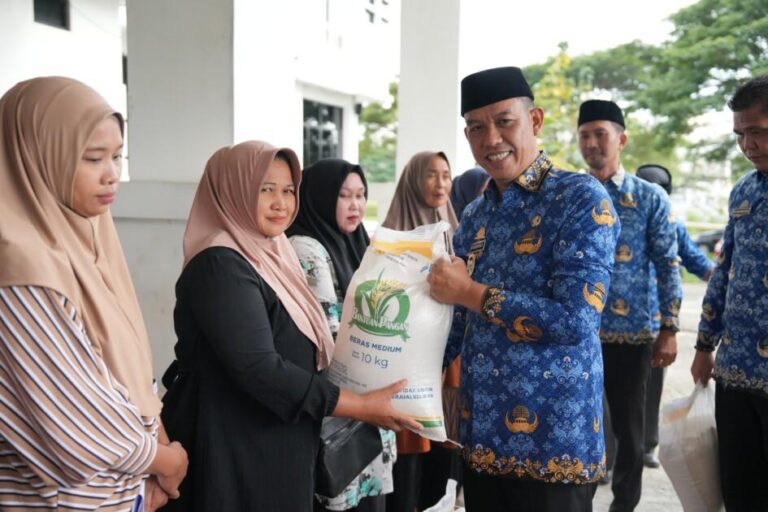 Pemkab Sinjai Perkuat Jaring Pengaman Pangan Lewat Penyaluran Beras CPP untuk 19.502 KPM 1 WhatsApp Image 2025 07 17 at 13.32.14 e1752732098494 | PUNGGAWA NEWS