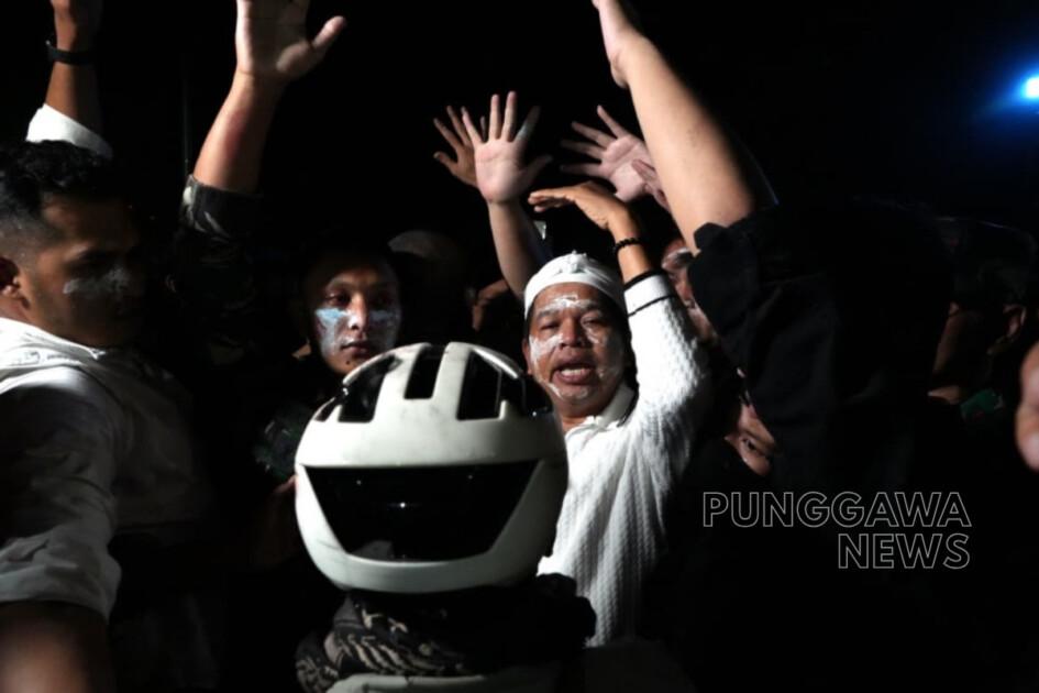 Aksi Heroik Gubernur Jabar Redam Amarah Massa: Menerobos Gas Air Mata, Terluka, Hingga Menemani Makan Pecel Lele 1 PUNGGAWA NEWS IMAGE 19 | PUNGGAWA NEWS