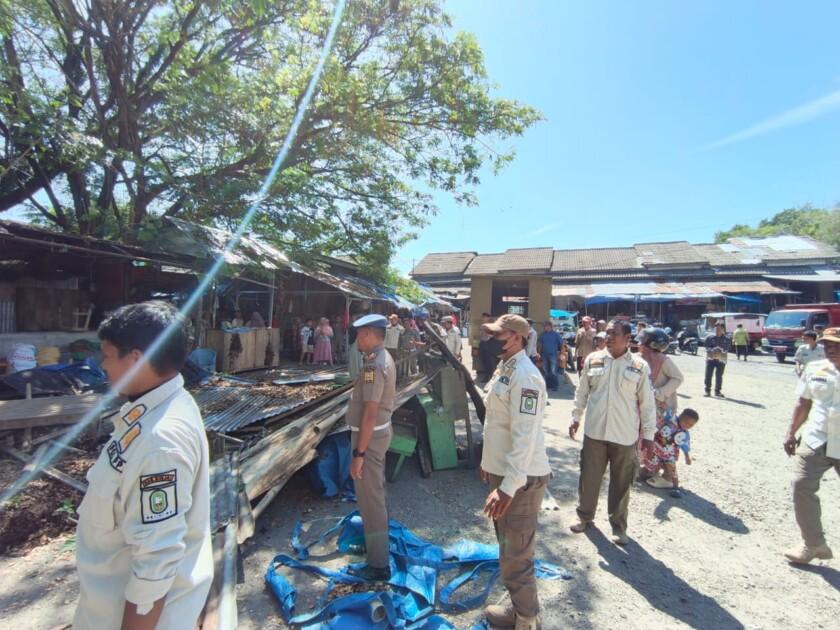 Trotoar dan Bahu Jalan Dibersihkan, Suasana Pasar Sentral Sinjai Lebih Tertata 1 WhatsApp Image 2025 10 02 at 12.09.08 | PUNGGAWA NEWS