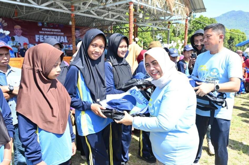 Senyum Sederhana, Makna Besar: Seragam Gratis Wujud Nyata Program “RAMAH Pendidikan” 2 WhatsApp Image 2025 10 26 at 16.41.18 63232630 | PUNGGAWA NEWS