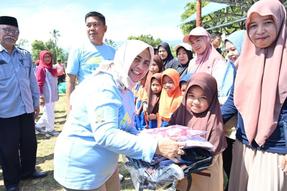 Senyum Sederhana, Makna Besar: Seragam Gratis Wujud Nyata Program “RAMAH Pendidikan” 1 WhatsApp Image 2025 10 26 at 16.41.18 7637b707 | PUNGGAWA NEWS