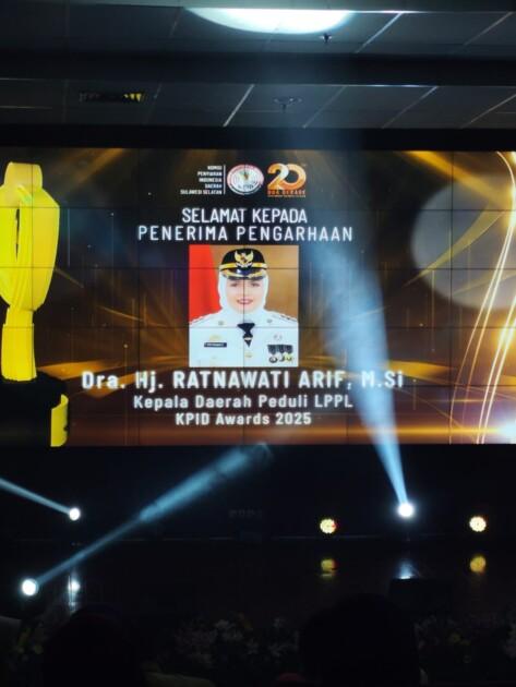 Bupati Sinjai Dianugerahi KPID Sulsel Awards 2025, Dinilai Konsisten Dukung LPPL 2 1001394095 1 | PUNGGAWA NEWS