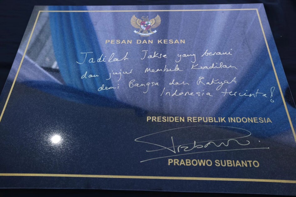 Pesan Menyentuh Presiden Prabowo di Atas Prasasti: Jadilah Jaksa yang Berani dan Jujur! 3 Pesan Menyentuh Presiden Prabowo di Atas Prasasti Jadilah Jaksa yang Berani dan Jujur | PUNGGAWA NEWS